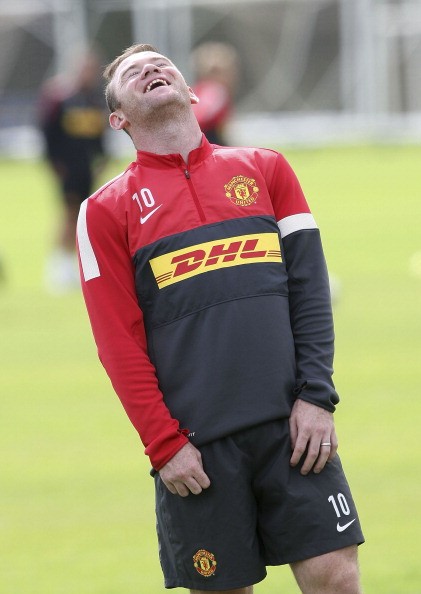 Rooney cười tươi rói...